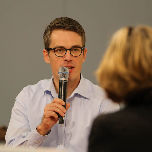 Bild von Leander Wattig beim Moderieren einer Veranstaltung.