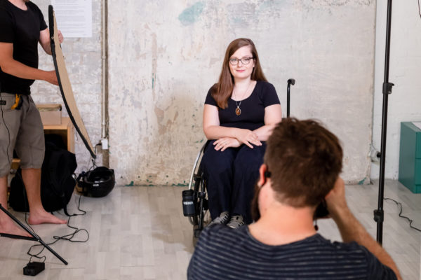 Andi Weiland fotografiert eine Frau im Rollstuhl